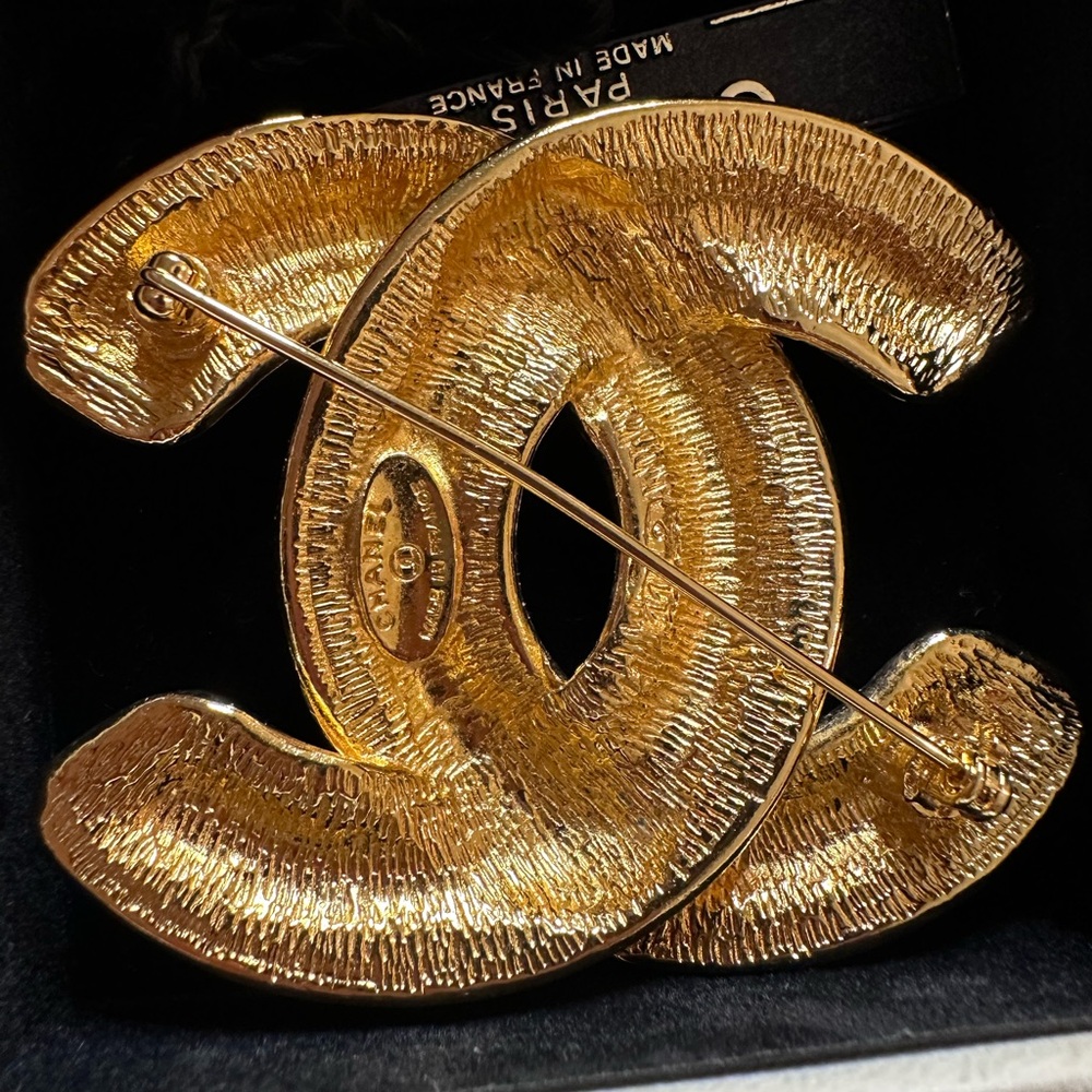 Vintage CHANEL Gold-Tone Quilted CC Logo‎ Brooch | Iconic Statement Pin - Picture 2 of 2